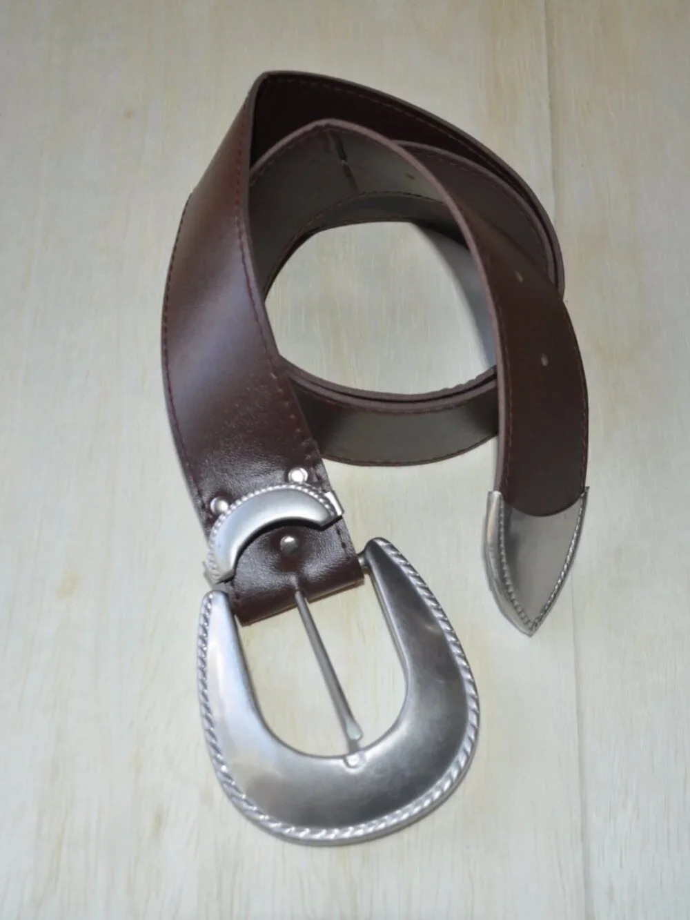 Women's Faux Leather Belt Brown Unisex Belt features distinctive silver-tone met
